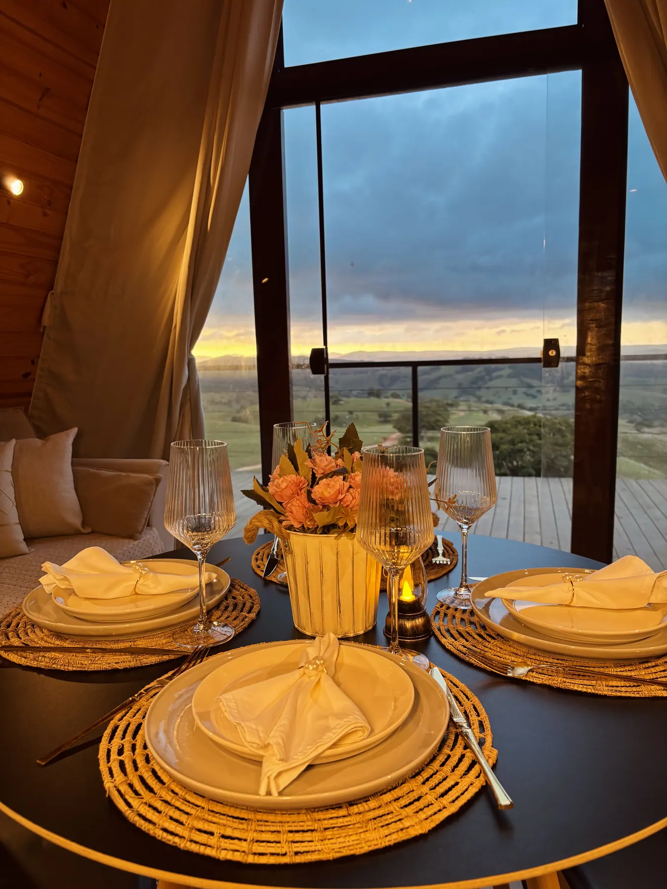 Mesa posta no interior do chalé com vista para a Serra de Araruna