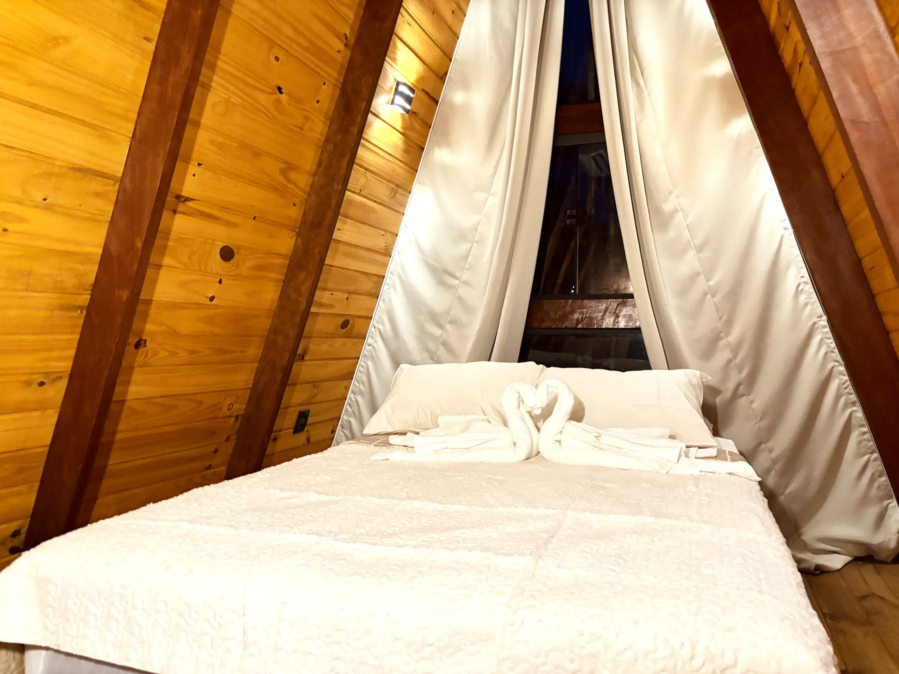 Cama preparada no interior do Chalé Aconchego da Serra